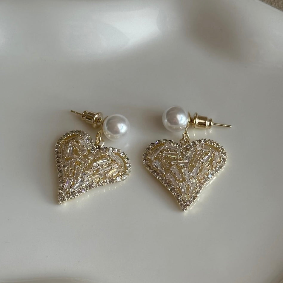 ARETE CORAZÓN CON PIEDRA BLANCA Y PERLA