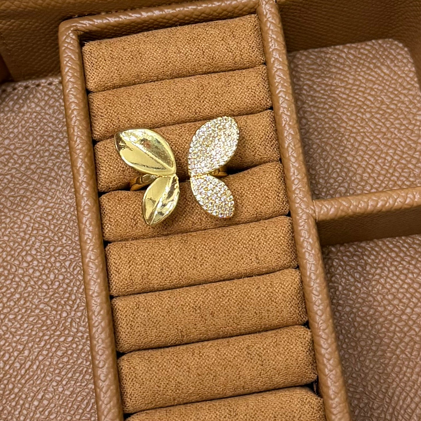 ANILLO ABIERTO CON DOBLE MARIPOSA