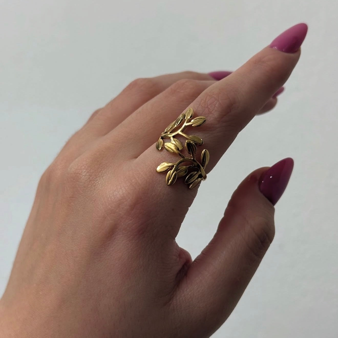 Anillo hojas cruzadas