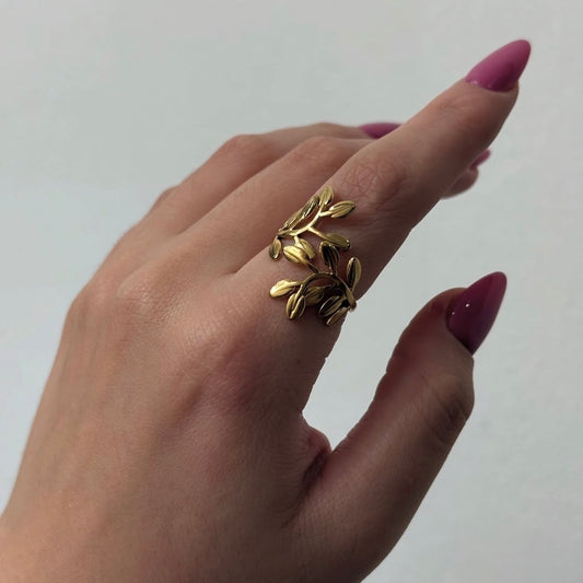 Anillo hojas cruzadas