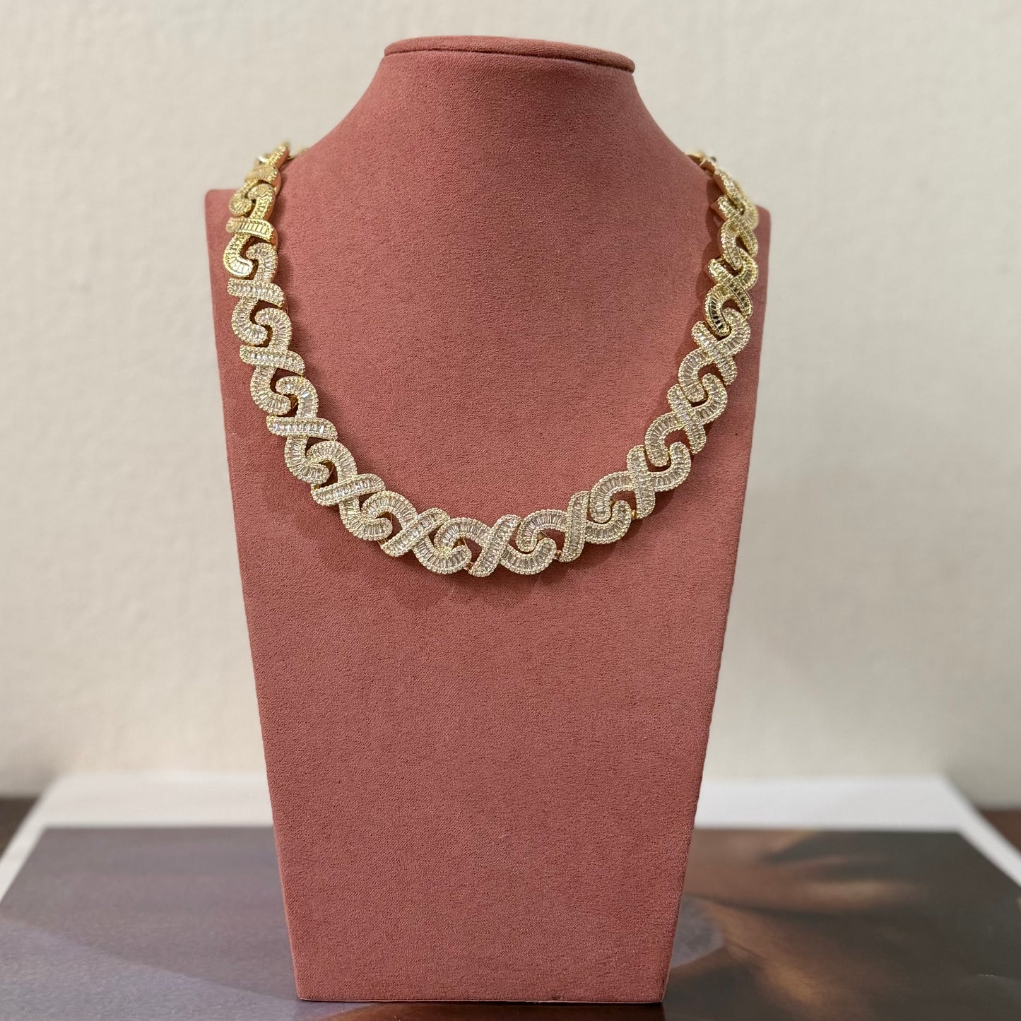 Collar entrelazado con zirconias
