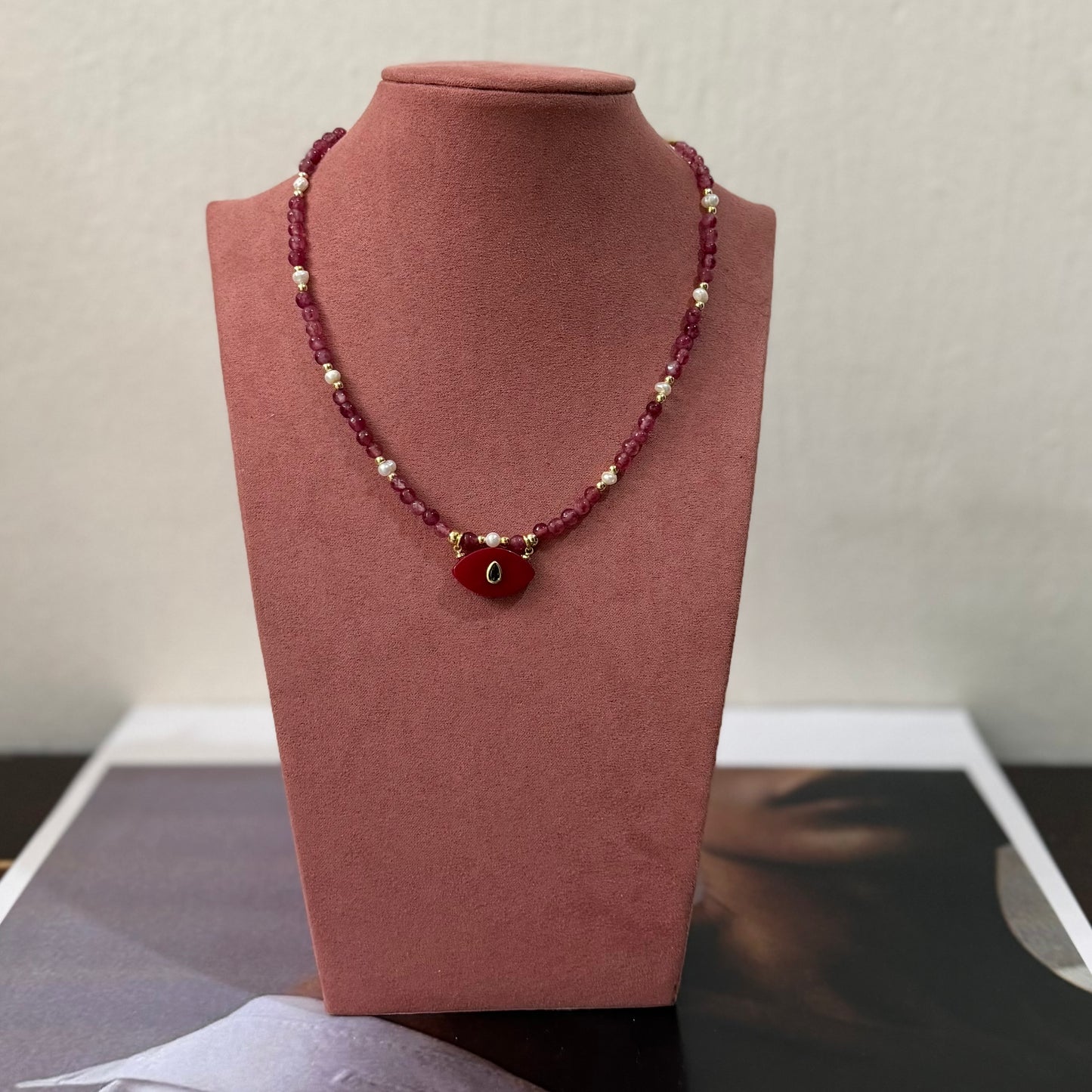 COLLAR CON OJO ROJO Y PIEDRA NATURAL