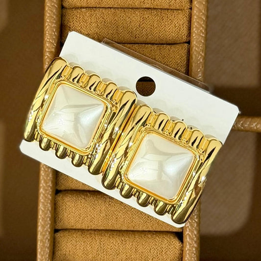 Arete dorado cuadrado con perla