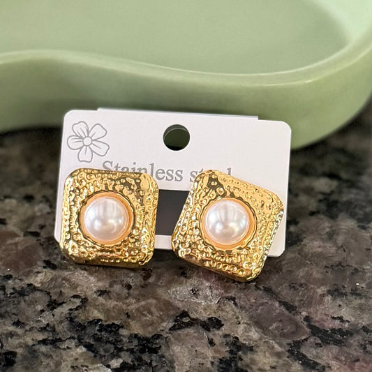 Arete cuadrado con piedra rosa