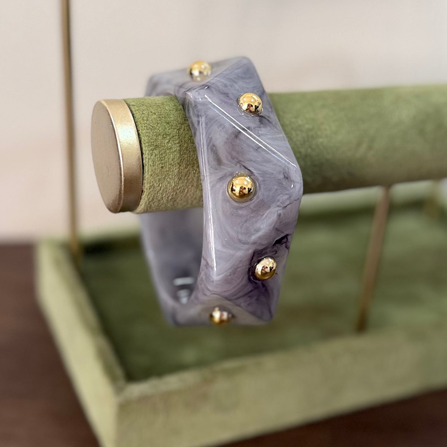 Brazalete con diseño y puntitos dorados