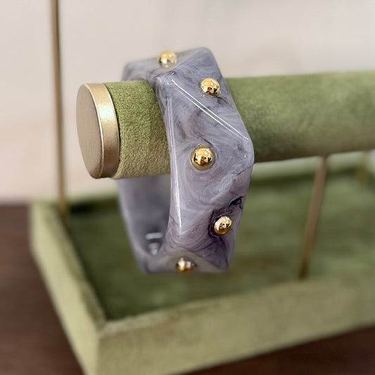 Brazalete con diseño y puntitos dorados