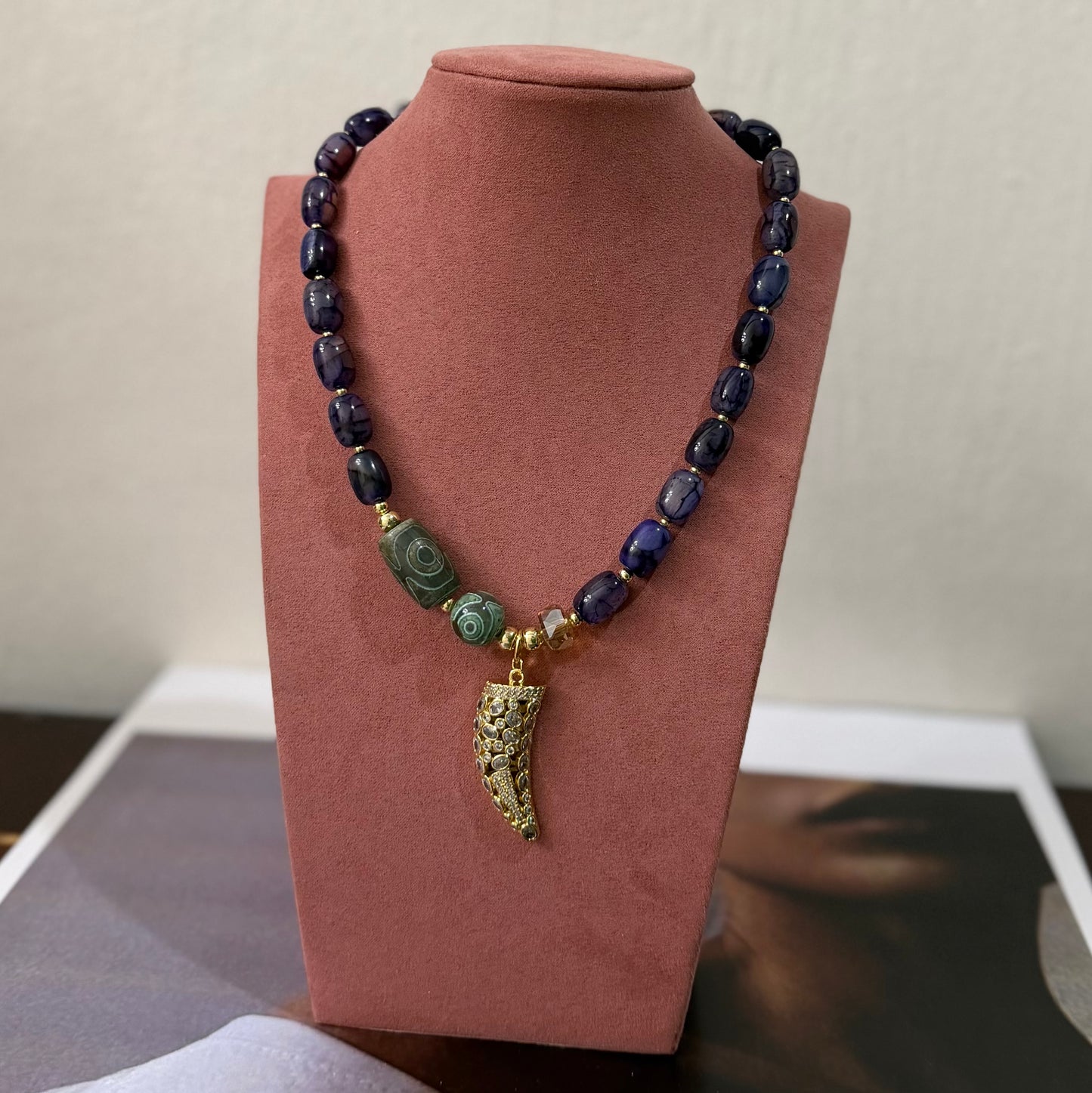 COLLAR COLMILLO CON ÁGATA