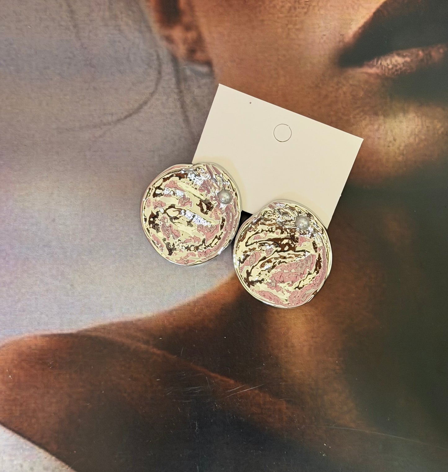 Arete circular plateado con textura