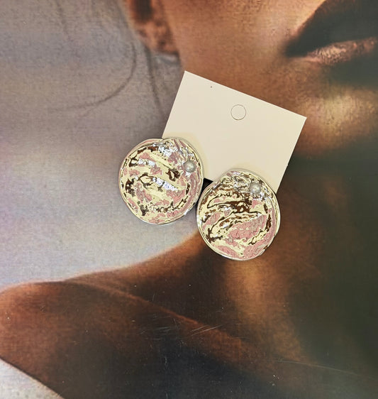 Arete circular plateado con textura