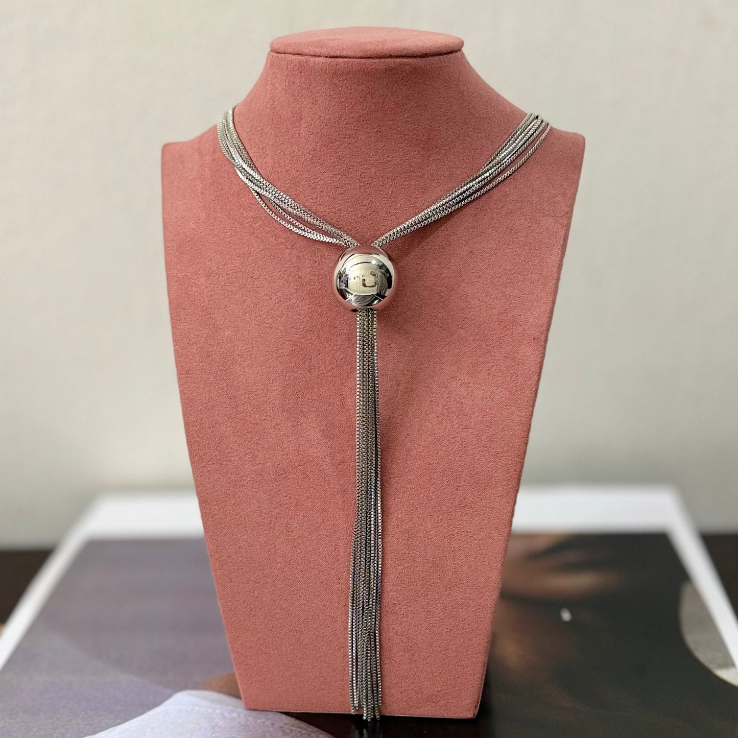 CORBATÍN CON VARIAS CADENAS