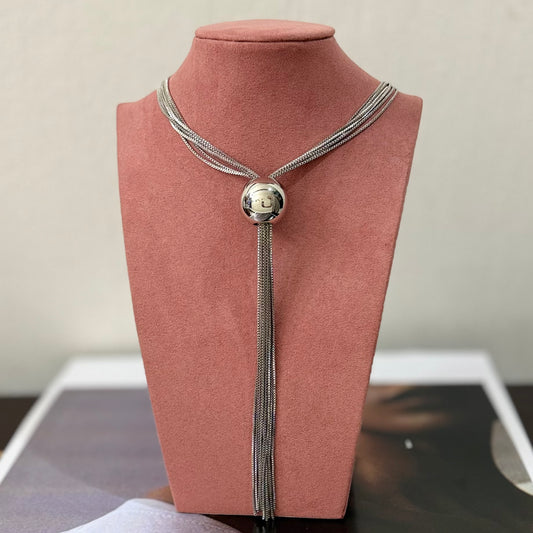 CORBATÍN CON VARIAS CADENAS