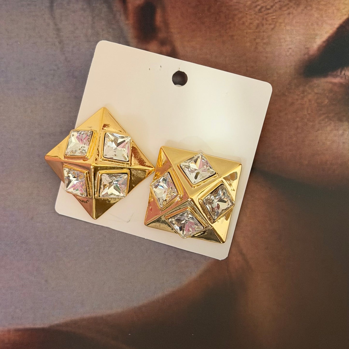 ARETE CUADRADO CON PIEDRA BLANCA