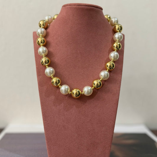 Collar dorado con perlas