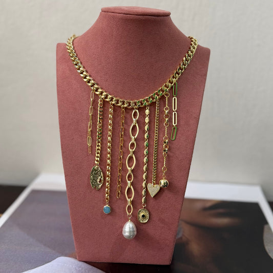 Collar con dijes colgantes y perla