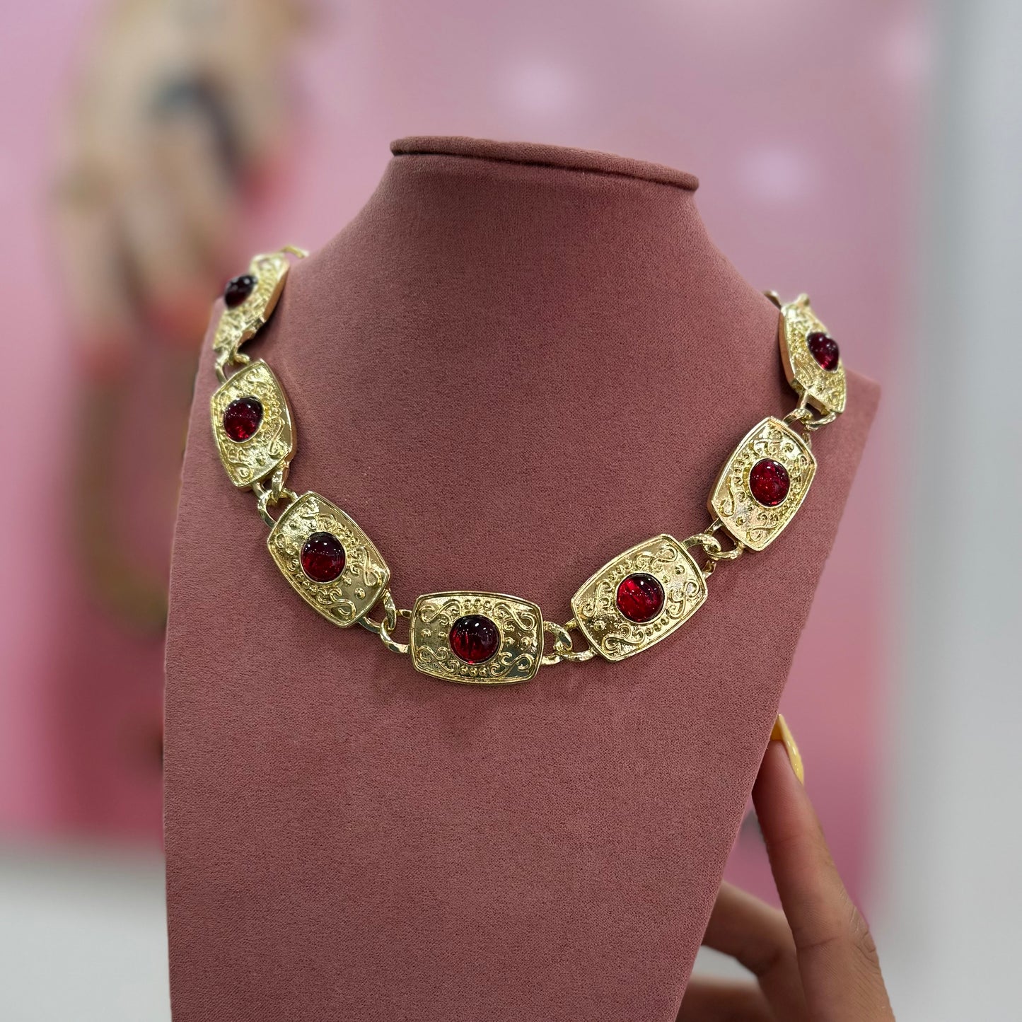 Collar dorado con piedra roja