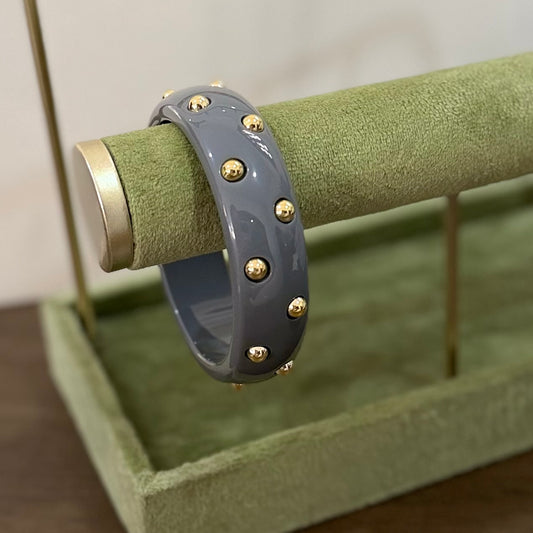 Brazalete chunky gris con puntitos dorados