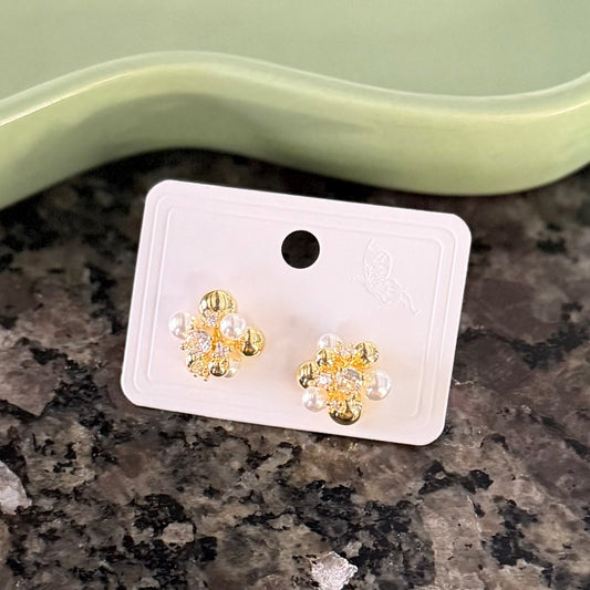 Arete pequeño flor con perla