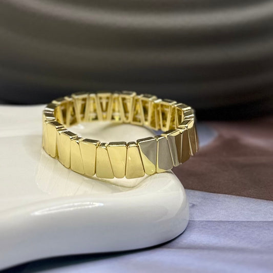 PULSERA RESORTE DORADA TIPO TRIÁNGULO