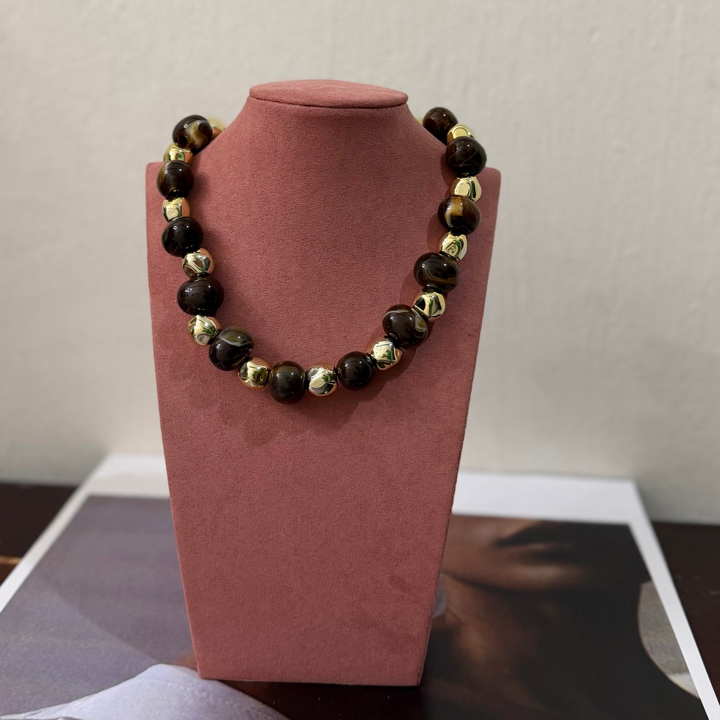 COLLAR ACRÍLICO PIEDRA NATURAL NEGRA