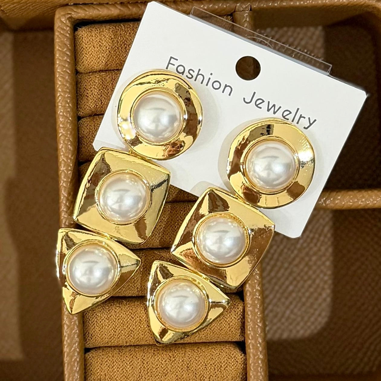 Arete dorado con perlas