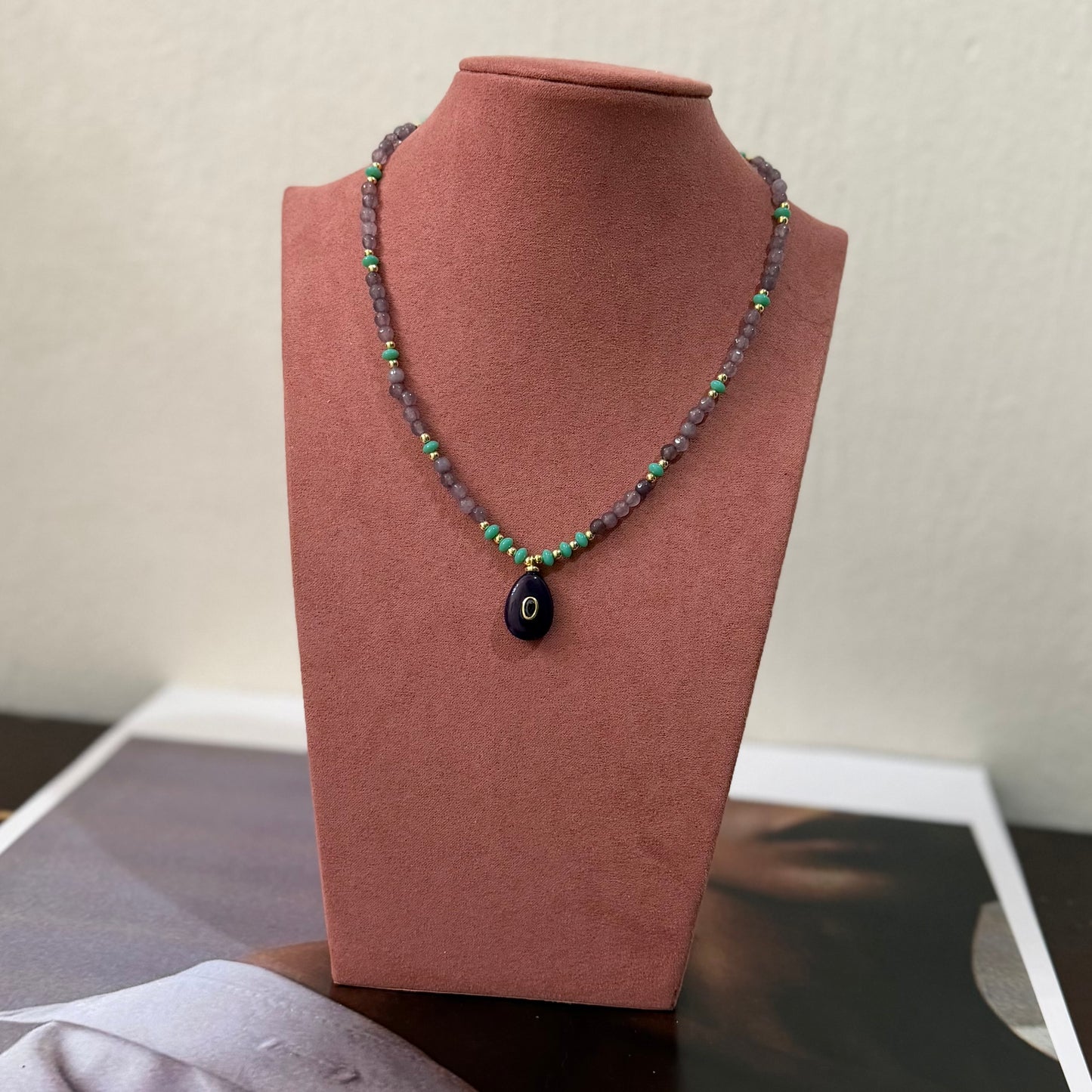 COLLAR CON DIJE MORADO Y CHISPA CON PIEDRA SEMIPRECIOSA