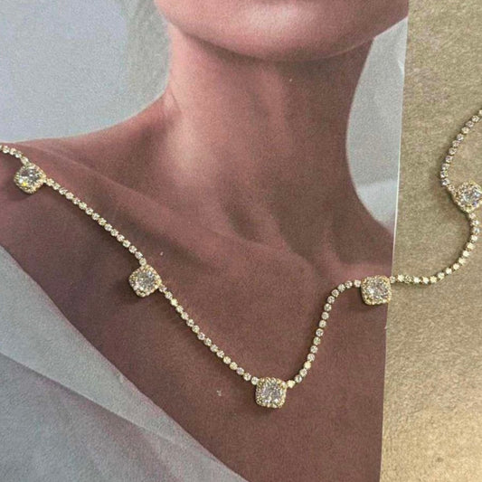 COLLAR CUADROS CON PIEDRA BLANCA
