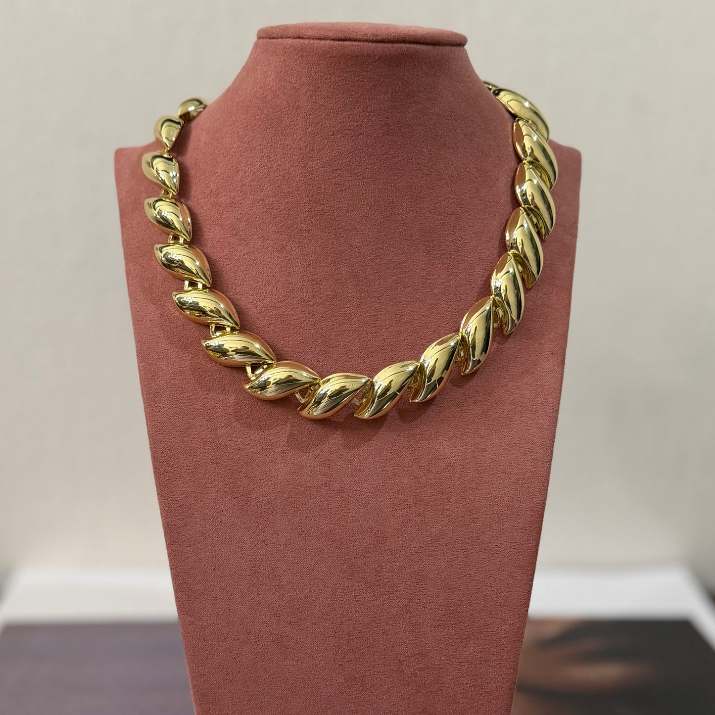 Collar dorado hojitas