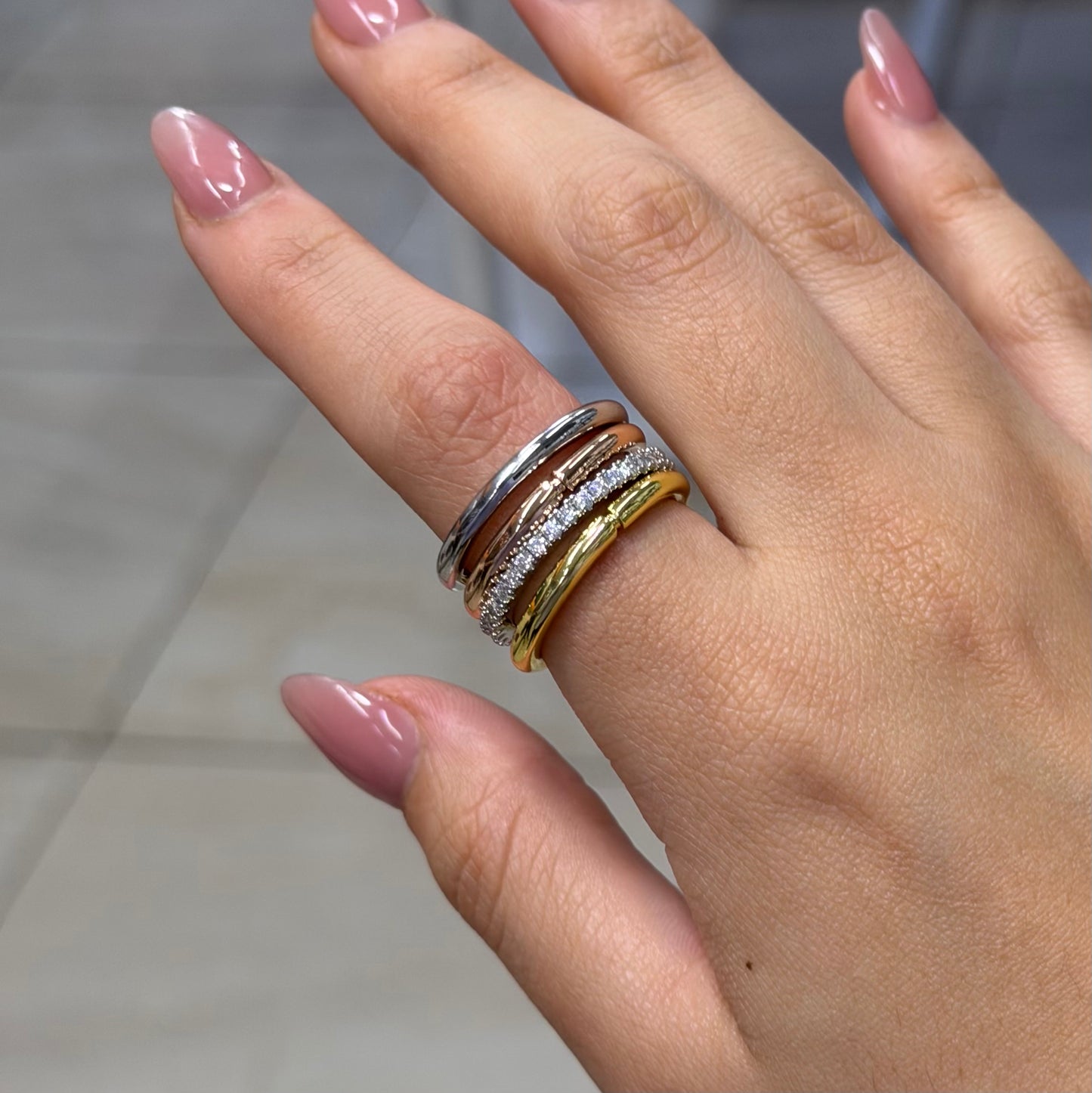 Anillo bicolor con zirconias