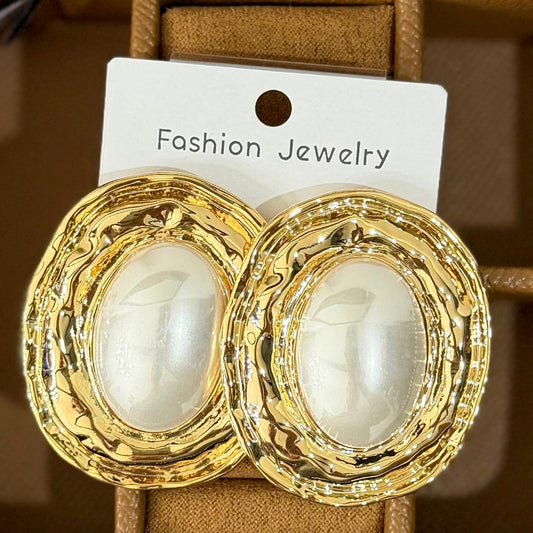 Arete chunky dorado con maxi perla