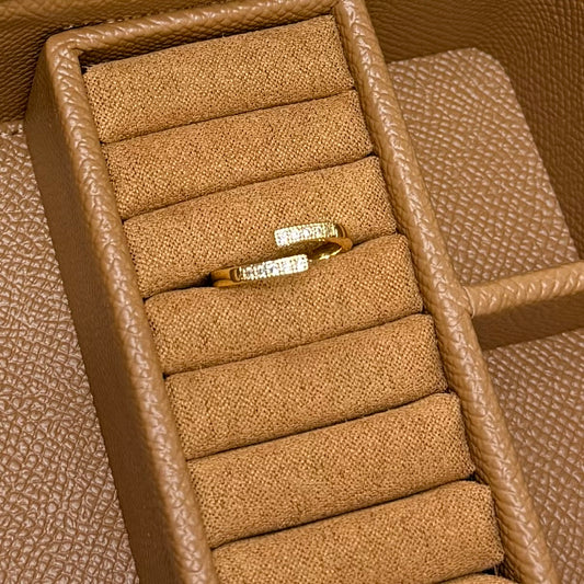 ANILLO DELGADO CON PIEDRA BLANCA