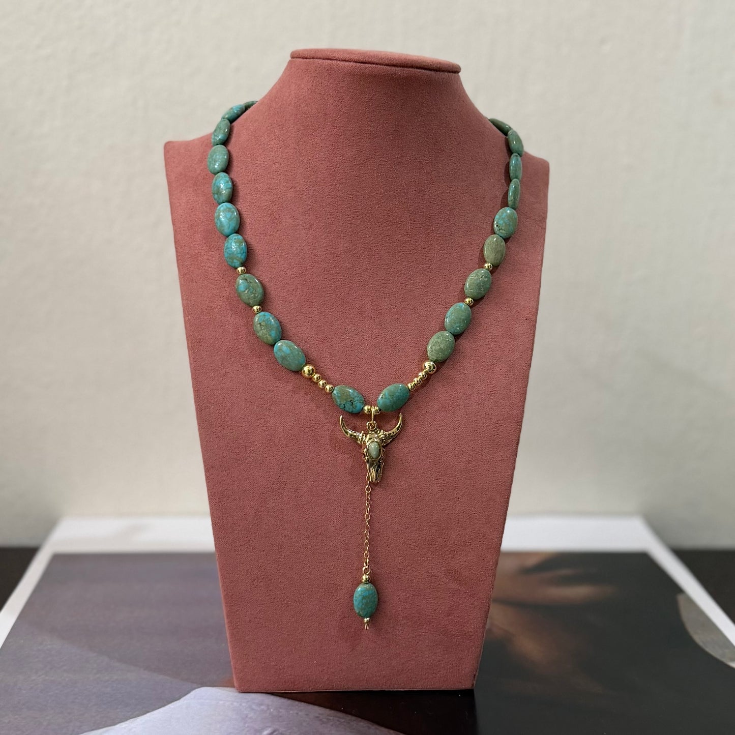 COLLAR TURQUESA TIPO GOTA CON TORO