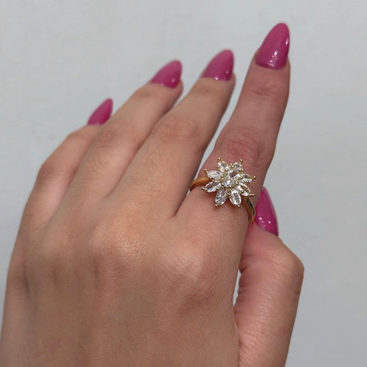 Anillo flor con piedra blanca