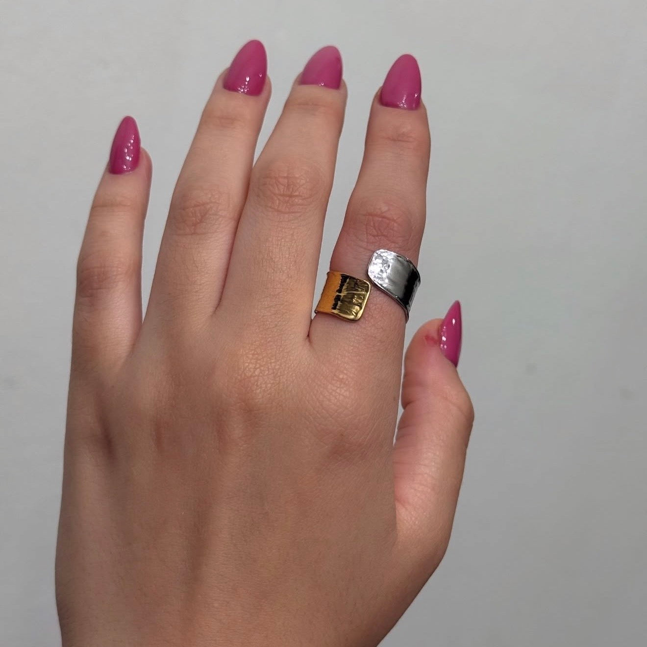 Anillo bicolor cruzado