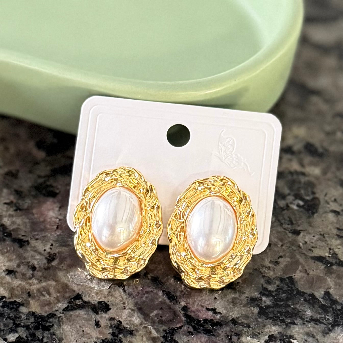 Arete ovalado con piedra blanca