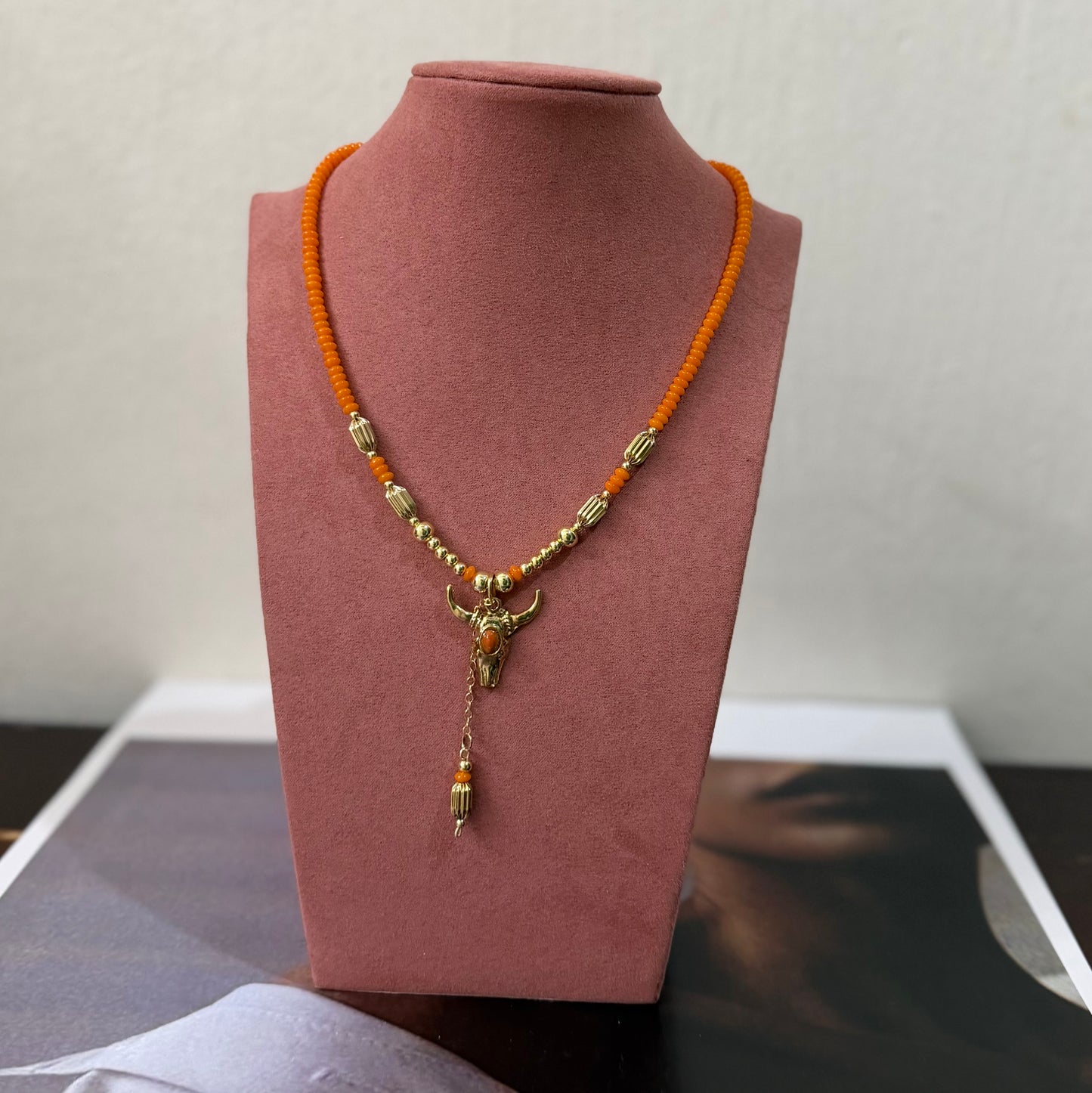 COLLAR NARANJA CON TORO