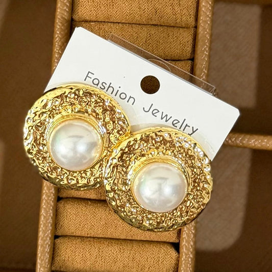 Arete dorado con perla