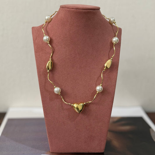 Collar dorado con perlas