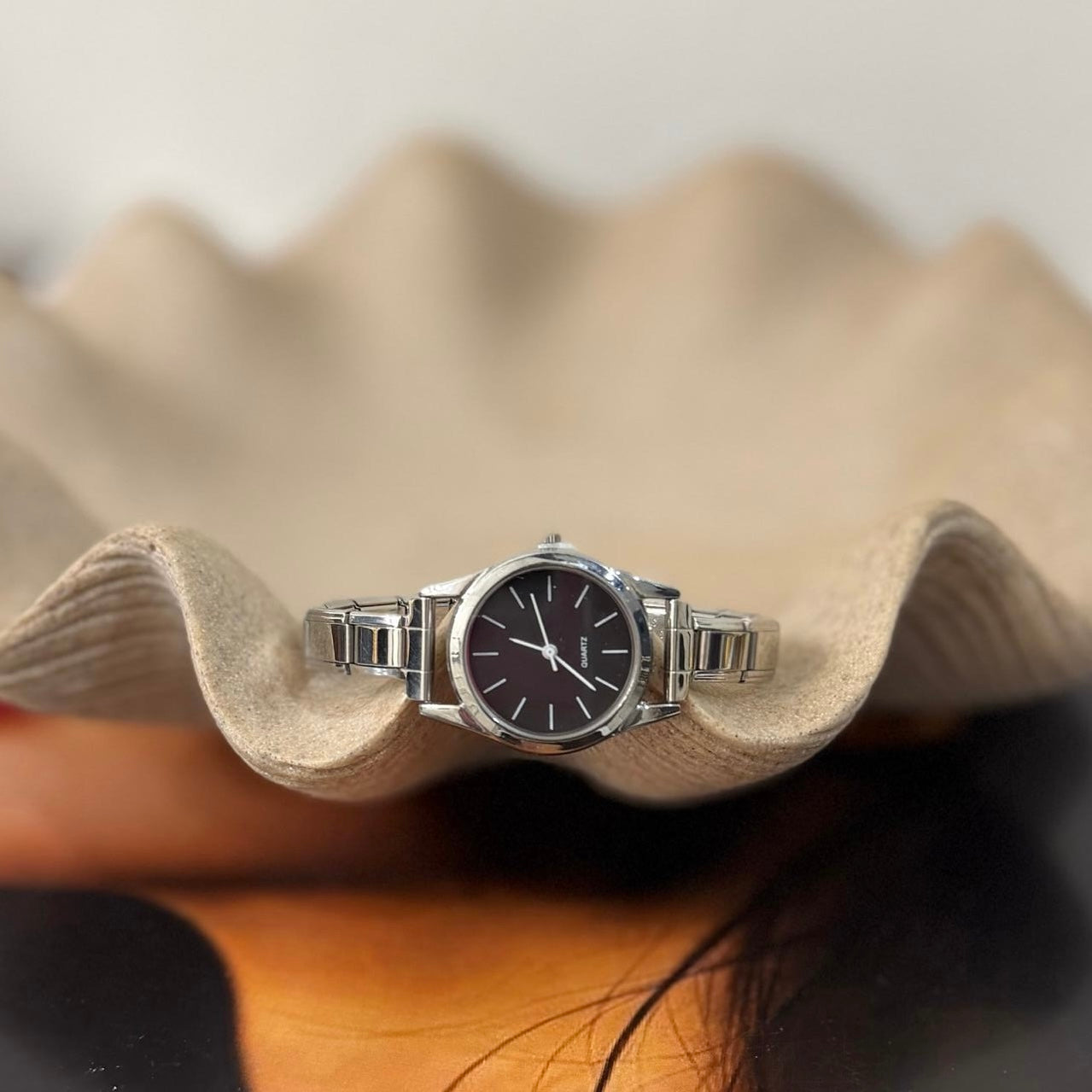 Reloj plateado pulsera italiana con fondo negro