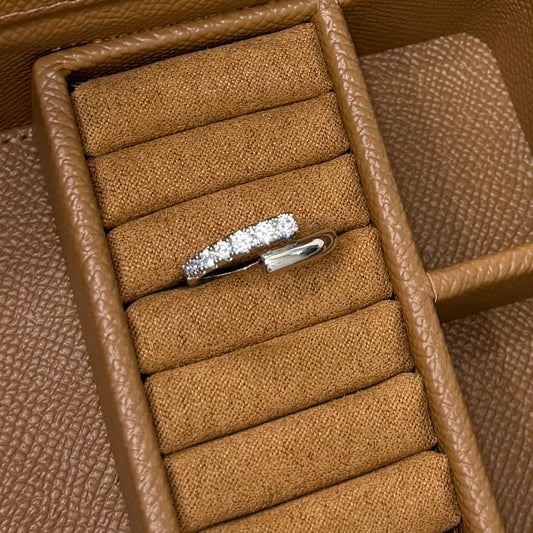 ANILLO LISO CON PIEDRA BLANCA
