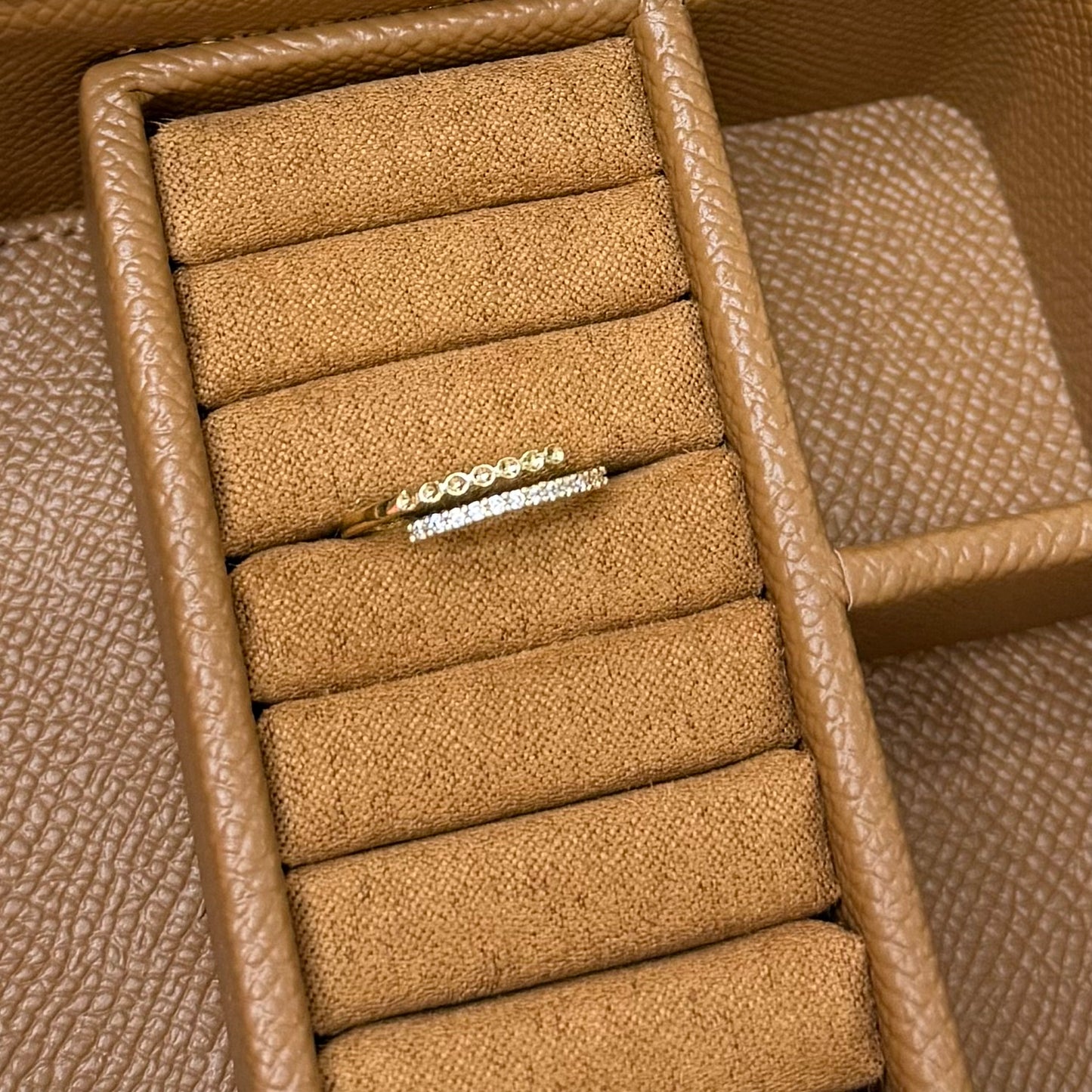 ANILLO DELGADO CRUZADO CON ZIRCONIA