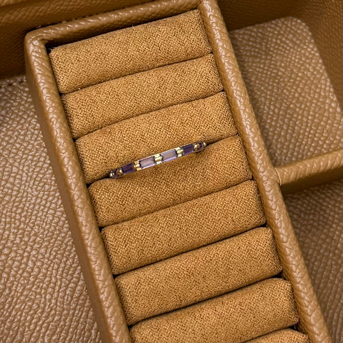 ANILLO SENCILLO CON PIEDRA MORADA