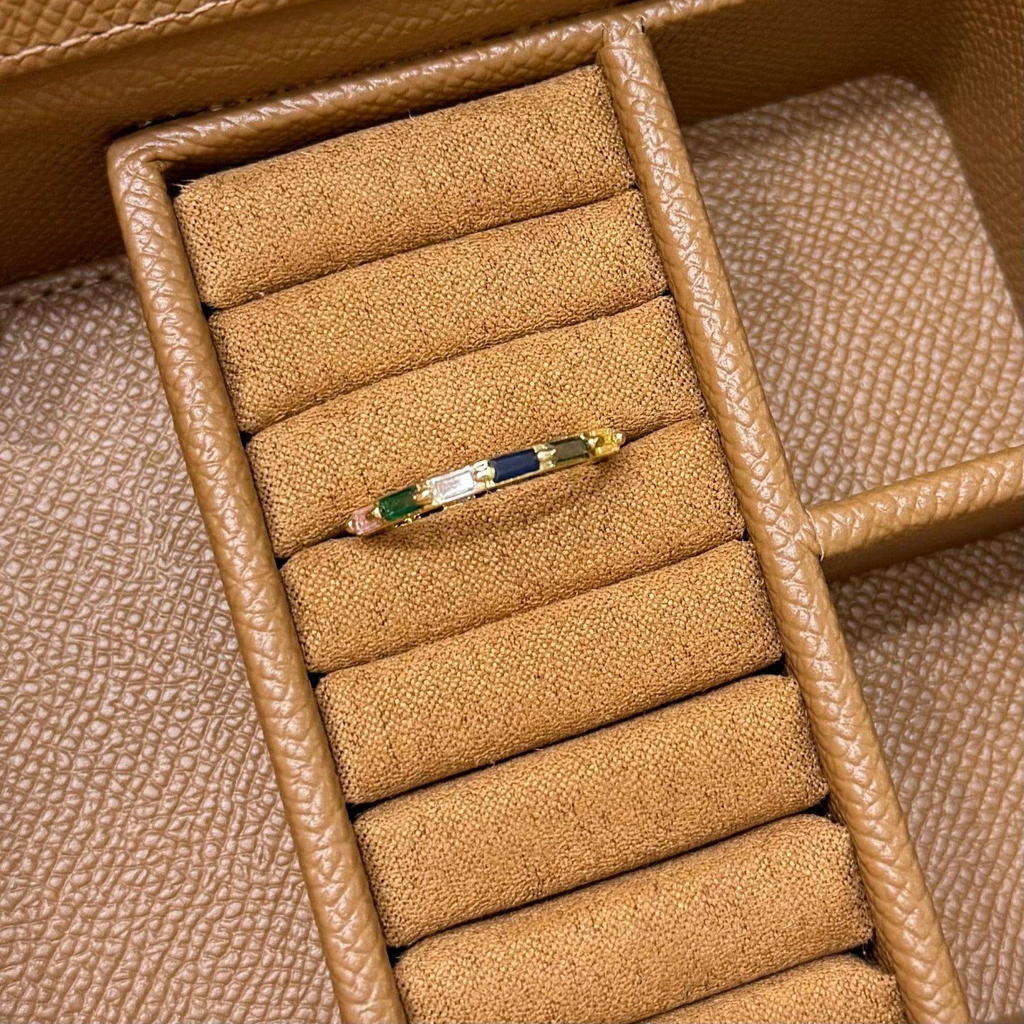 ANILLO SENCILLO CON PIEDRAS DE VARIOS COLORES