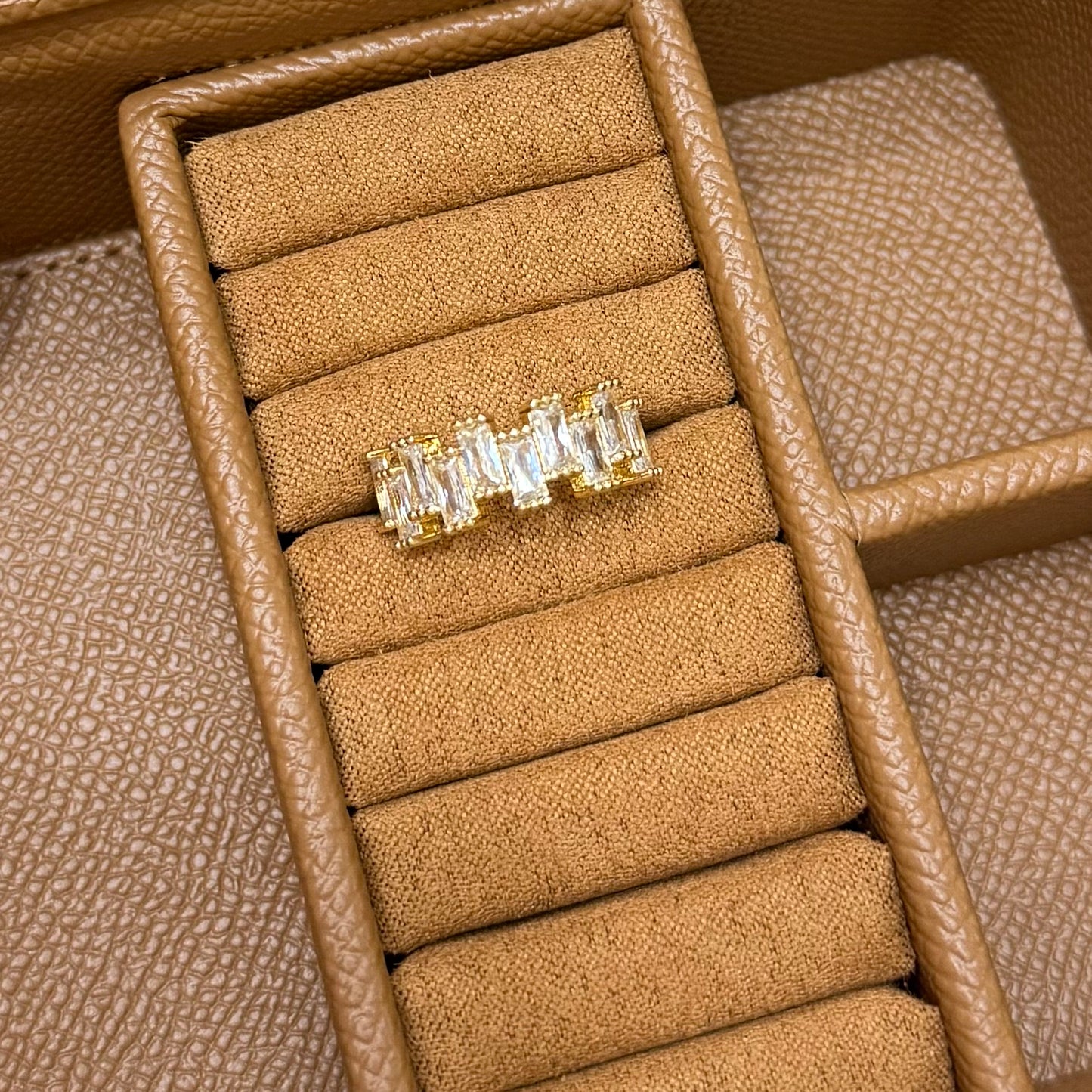 ANILLO CON PIEDRAS BLANCAS