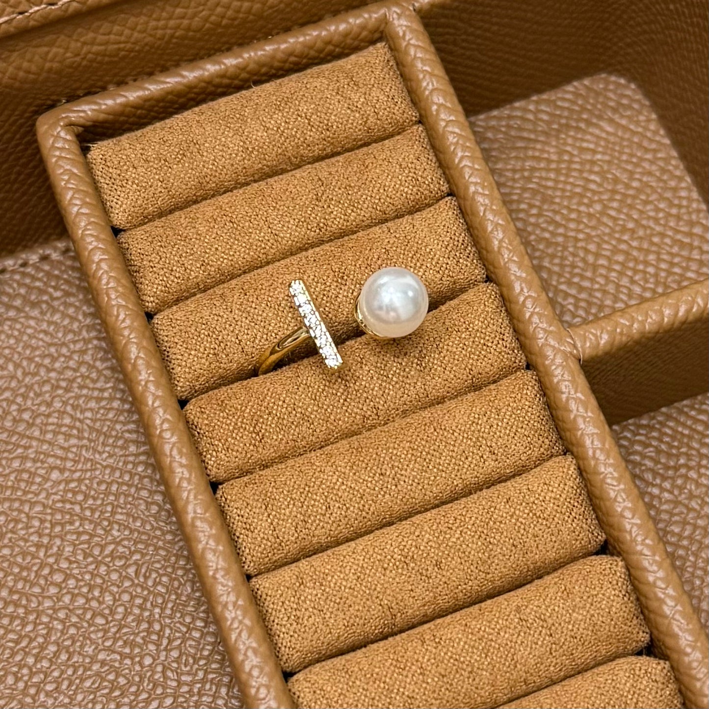 ANILLO PERLA CON LÍNEA DE PIEDRA BLANCA