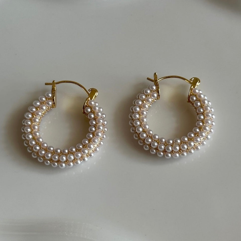 ARRACADA DORADA CON MINI PERLA