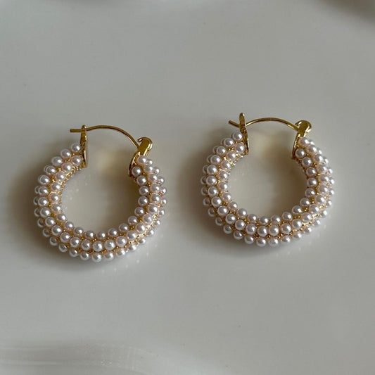 ARRACADA DORADA CON MINI PERLA