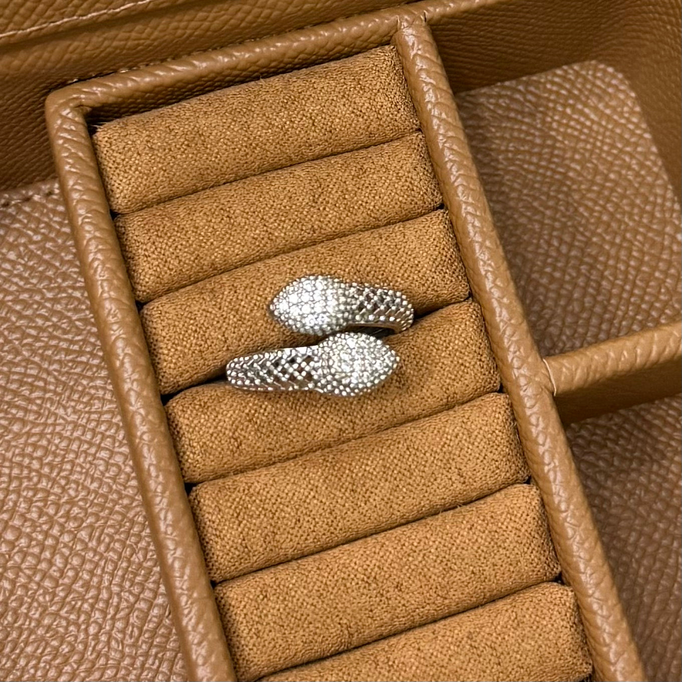 ANILLO PLATEADO CON ZIRCONIA