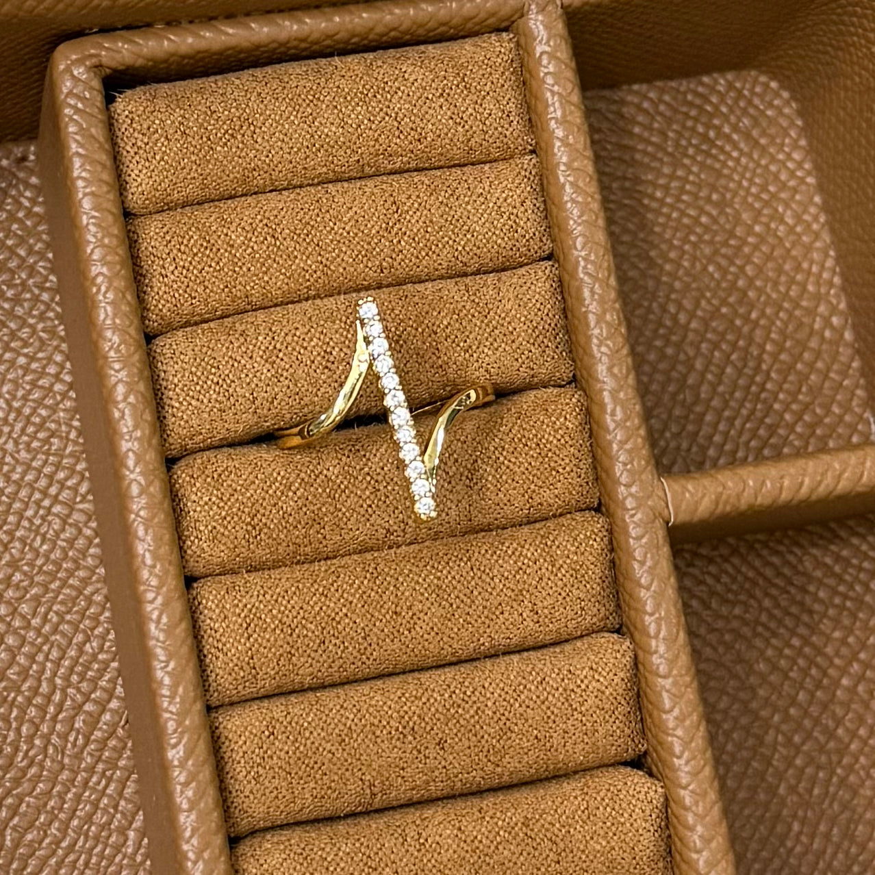 ANILLO LÍNEA CON ZIRCONIA