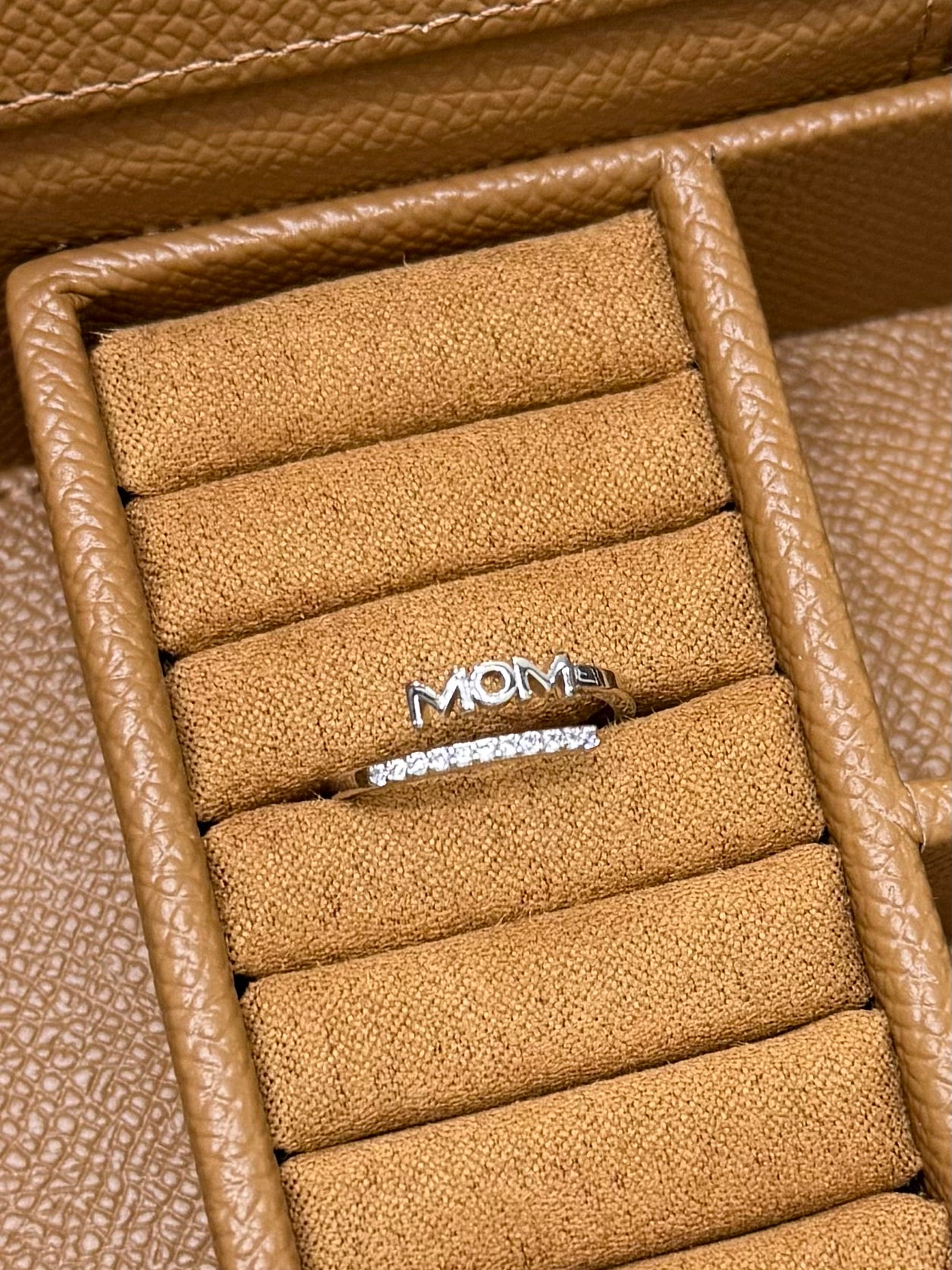 ANILLO PLATEADO MOM CON ZIRCONIA