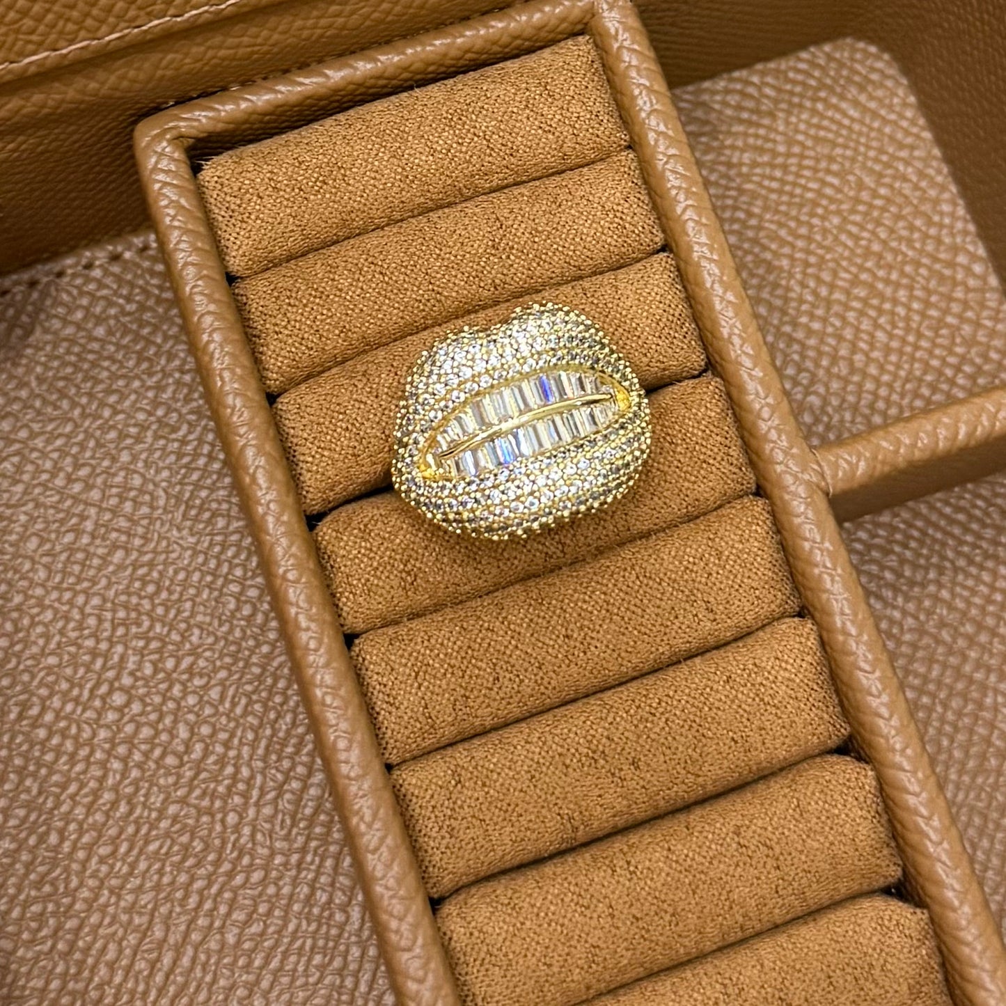 ANILLO BESO CON PIEDRA BLANCA